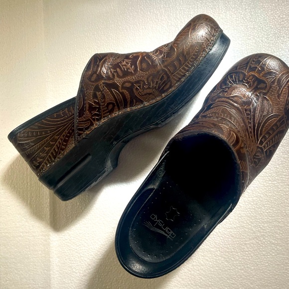 Dansko tooled leather professional clogs - 41 - Picture 1 of 4